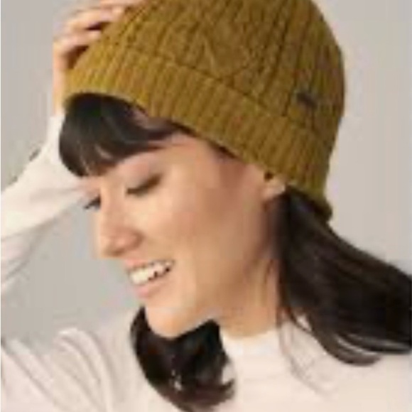 Serrv handmade 100% wool Nepal knit Pom hat main image 6